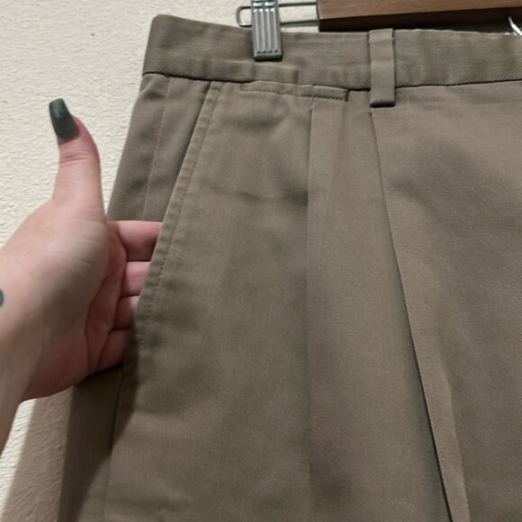Eddie Bauer Khaki Pants Mens 35/30 Wrinkle Resistant Relaxed Pleated Straight - Picture 3 of 13